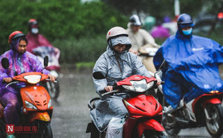 [ẢNH] Người dân Thủ đô chật vật di chuyển trong ngày mưa bão