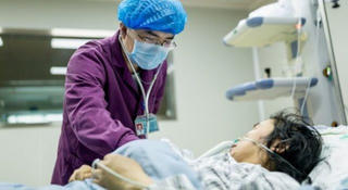Suýt chết vì...  tiêm nước ép trái cây vào tĩnh mạch