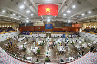 Tiêm vaccine theo mô hình "bệnh viện dã chiến", liệu có tối ưu?