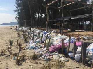 Bờ biển Vinh Hải bị xâm thực