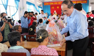 Chủ tịch Nguyễn Thiện Nhân trao quà Tết cho người nghèo Trà Vinh