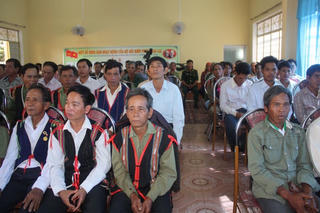 Kon Tum: Trao tiền hỗ trợ cho nhân sỹ, trí thức, chức sắc tôn giáo