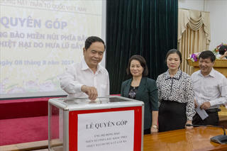 Tình người trong cơn lũ dữ