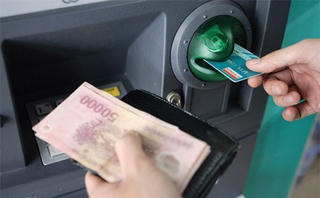 Bỗng nhiên tài khoản có 5 tỷ, nam thanh niên rút ATM 200 lần