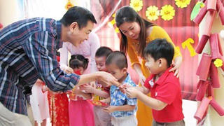 Cách dạy con sử dụng lì xì đúng cách