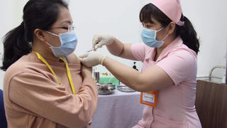 Tiếp tục tiêm thử nghiệm vaccine Covivac