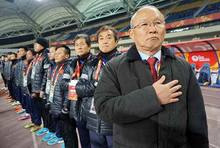 HLV Park Hang Seo & 2 lần đặt tay lên trái tim