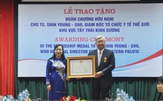 Trao tặng Huân chương Hữu nghị cho TS Shin Young-soo