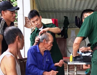 Hà Tĩnh: Cứu hộ thành công 6 thuyền viên bị chìm thuyền