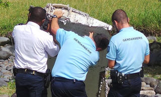 Chuyển vật thể nghi từ MH 370 đến Pháp