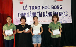 9 SV vượt khó nhận học bổng ‘Thắp sáng tài năng âm nhạc’