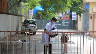 [VIDEO] 3 nhân viên y tế mắc Covid-19, Hà Nội phong toả Bệnh viện Nông nghiệp