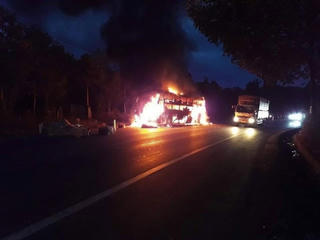 Lâm Đồng: Xe khách giường nằm nổ lốp, bốc cháy dữ dội