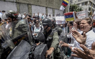 Venezuela điều 2.600 lính đi trấn áp cướp bóc, bạo loạn