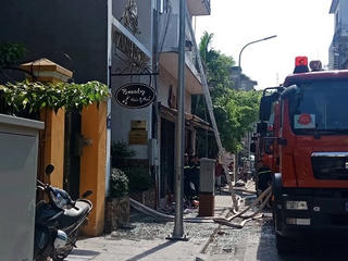 Giải cứu kịp thời 4 người mắc kẹt trong thẩm mỹ viện bị cháy