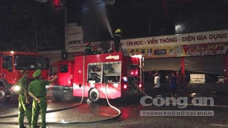Cháy dữ dội tại siêu thị điện máy lớn ở thành phố Đông Hà