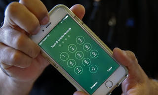 Cuộc chiến “vô tiền khoáng hậu” giữa Apple và FBI quanh chiếc iPhone