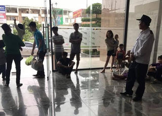 Chuông báo cháy giả, mẹ ôm con chạy 20 tầng nhà