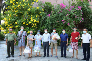 Khánh Hòa: Tặng quà cho công dân Nga gặp khó khăn do dịch Covid-19 