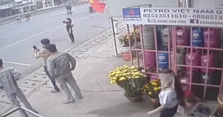 Đánh rơi 59 triệu đồng trên quốc lộ, bị nhặt hết trong vòng 30 giây?