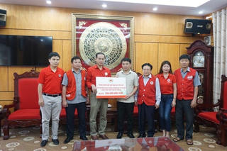 Hội Chữ thập đỏ Việt Nam cứu trợ người dân bị ngập lụt huyện Chương Mỹ
