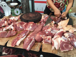 Giá thịt heo nhập khẩu thấp hơn giá thịt heo trong nước