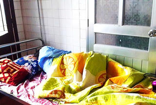 Giáo sinh mang bầu bị đánh, bắt quỳ xin lỗi trẻ