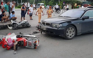 Nữ tài xế BMW đâm liên hoàn khiến hai cháu bé nhập viện