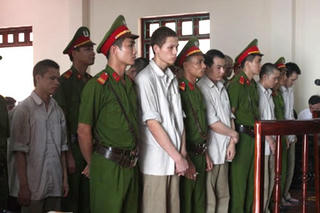 Vụ  “Quan tài diễu phố”: Đề nghị án chung thân với kẻ cầm đầu