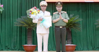 Thêm một Phó GĐ Công an TP HCM được thăng hàm tướng