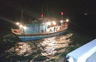 Nghệ An: Cứu thành công 10 thuyền viên bị trôi dạt trên biển