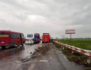 Tông xe giường nằm trên cao tốc Pháp Vân, hơn 10 người bị thương