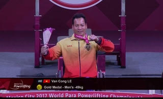 Lực sĩ Lê Văn Công phá kỷ lục thế giới của chính mình