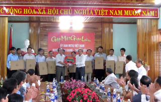 Quảng Nam: Trao tặng 11 dàn máy vi tính cho Mặt trận huyện Đông Giang