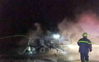 Gia Lai: Xe rơmoóc chở 30 tấn mủ cao su bất ngờ bốc cháy trong đêm