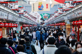 Sự khác biệt Đông - Tây khi 'sống chung' với Covid