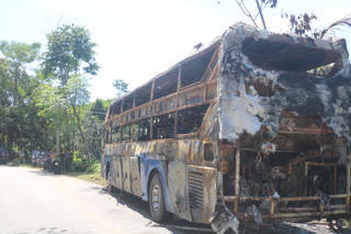 Quảng Nam: Xe khách cháy rụi trên quốc lộ 40B