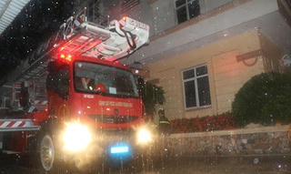 Cứu 7 người kẹt trong tòa nhà bốc cháy khi bão đổ bộ