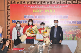 Tam Kỳ (Quảng Nam): Khen thưởng 2 tuyển thủ đội bóng đá nữ quốc gia