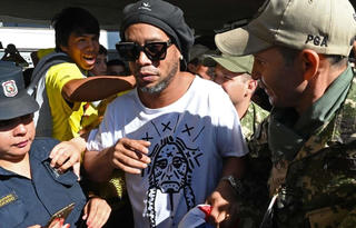 Ronaldinho lần đầu lên tiếng sau thời gian ngồi tù vì dùng hộ chiếu giả