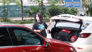 ‘Bóng hồng’ làm tài xế, vượt hàng trăm cây số đưa bệnh nhân về quê 