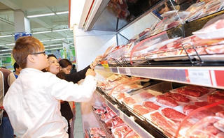 Lo ngại thịt ngoại lấn sân