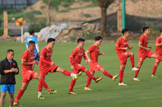 Hàng tiền vệ chật chội các cầu thủ cạnh tranh khốc liệt ở ĐTQG Việt Nam