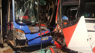Hai xe khách tông trực diện, hàng chục hành khách may mắn thoát nạn
