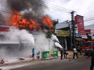 'Bà hỏa' thiêu trụi 3 cửa hàng