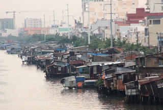 Hiểm họa nhà ổ chuột ven sông