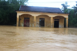 Lũ chồng lũ, hơn 3.286 hộ dân Hà Tĩnh ‘bì bõm’ trong nước