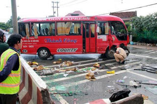 Lật xe khách, 12 người bị thương nặng