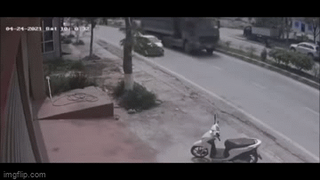 Lốp xe Ben tự 'giải thoát' lao vỡ cửa kính nhà dân