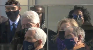[VIDEO] Cựu Tổng thống Clinton 'ngủ gật' trong lễ nhậm chức của ông Biden